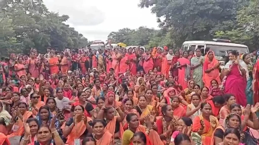 राजिम-गरियाबंद मार्ग पर पोंड गांव के पास मितानिन संघ का चक्का जाम, एक घंटे तक यातायात ठप