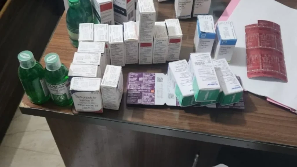 आगरा में मरीजों को नकली इंजेक्शन लगा रहा 11वीं फेल पकड़ा गया, एक लाख की दवा जब्त