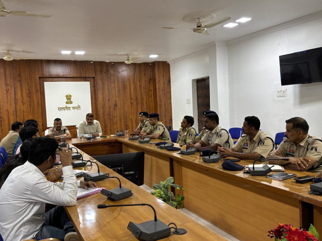 जिले में कानून व्यवस्था और त्योहारों की तैयारियों को लेकर कलेक्टर और एसपी की संयुक्त बैठक – अवैध सड़क जाम और सरकारी कार्यालयों में हुड़दंग पर होगी कड़ी कार्रवाई