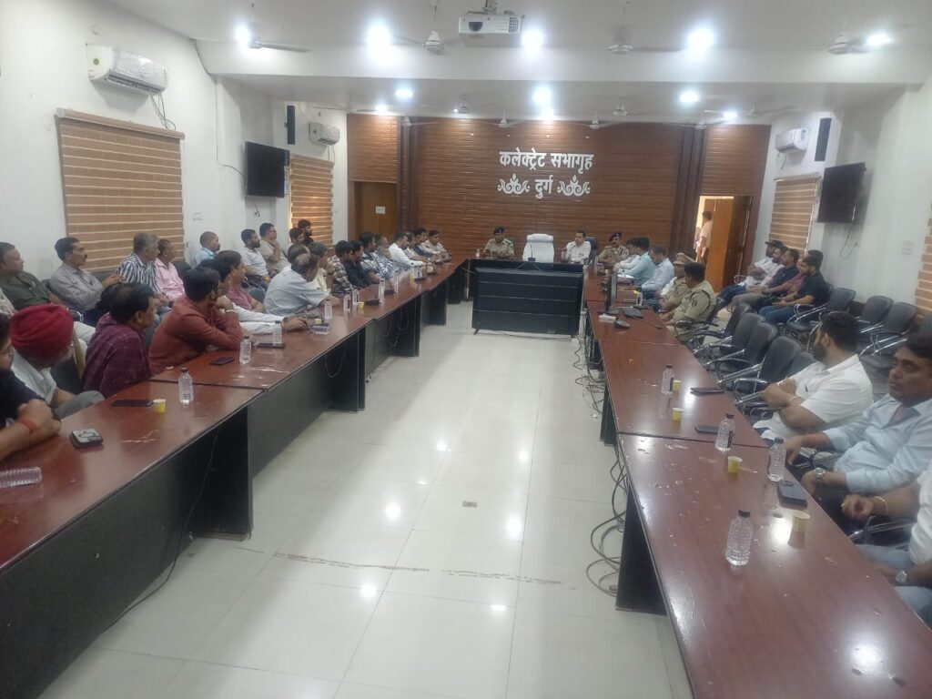 दुर्ग जिले के पेट्रोल पंप संचालकों की ली गई मीटिंग,  “हेलमेट बिना पेट्रोल नहीं” लागू करने प्रशासन की गाइडलाइन जारी