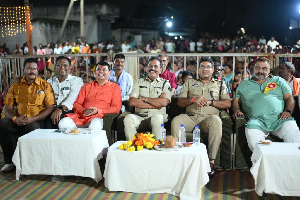 गणेश उत्सव समिति वार्ड 44 में भजन सम्राट दुकालू यादव की भव्य प्रस्तुति