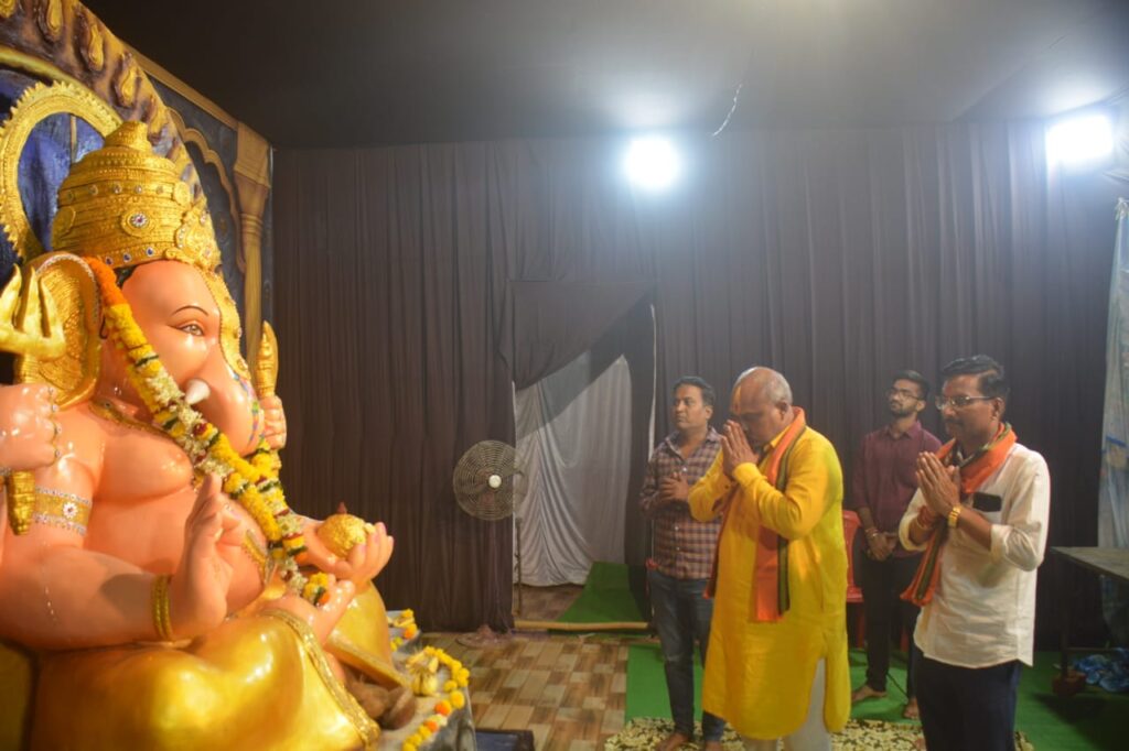 दुर्ग ग्रामीण विधायक ललित चंद्राकर ने विभिन्न गणेश पंडालों में पहुंचकर भगवान गणेश जी की पूजा-अर्चना की