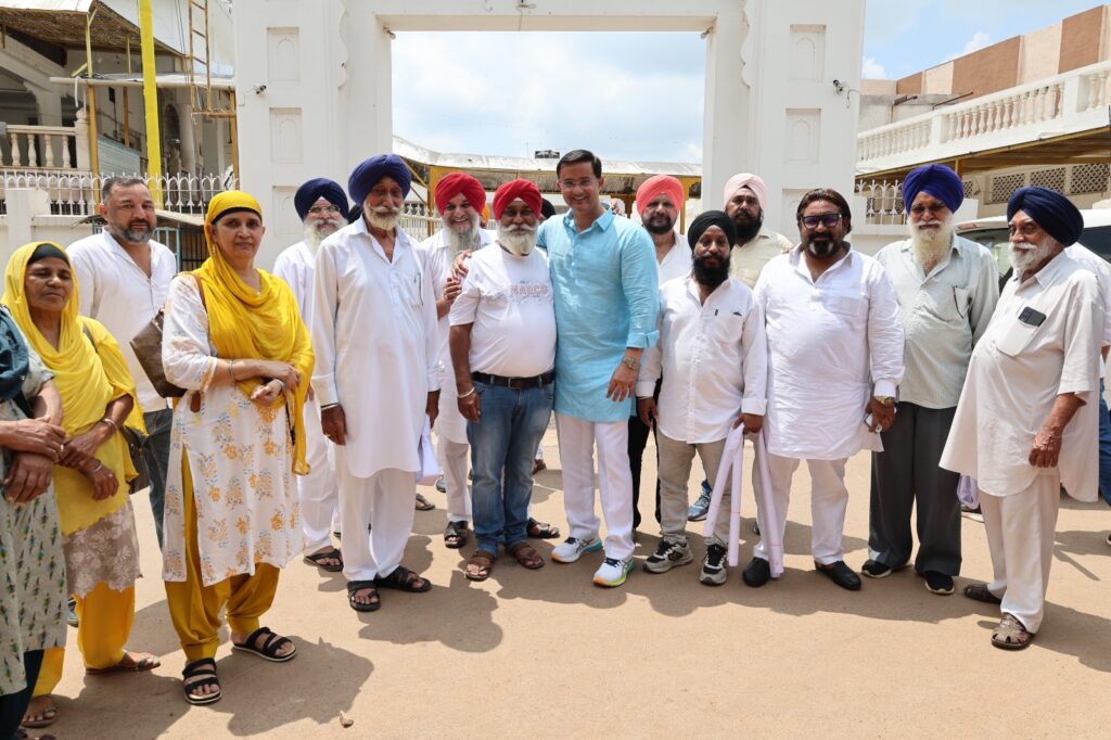 आज गुरु नानक नगर गुरुद्वारे में पंजाब में आई भीषण बाढ़ की स्थिति को लेकर एक महत्वपूर्ण बैठक एवं चर्चा आयोजित की गई