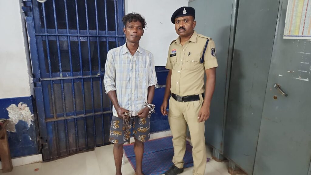 * निगरानी बदमाश के द्वारा पुरानी विवाद के चलते गैस सिलेंडर को सिर में पटक कर की गई हत्या, फरार आरोपी को किया गया गिरफ्तार