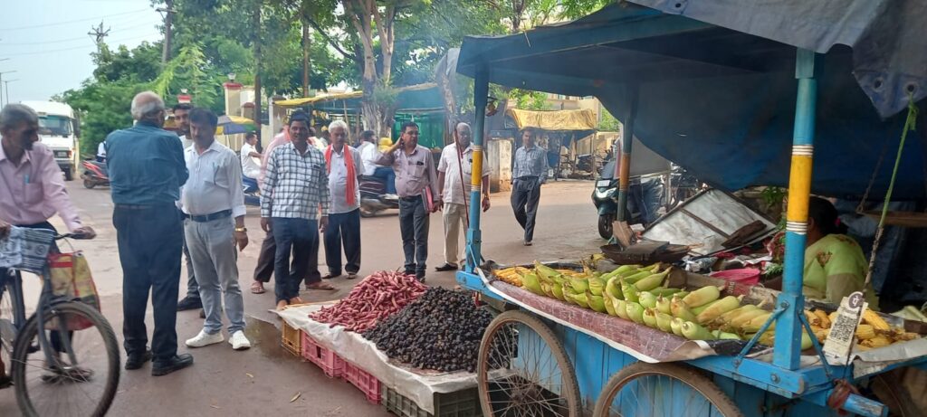 निगम ने आवागन बाधित करने वाले दुकानों को हटाया