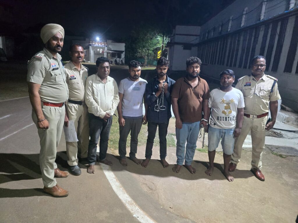 सूर्या मॉल में महिला के साथ छेड़छाड कर पुलिस कर्मचारीयों के साथ मारपीट कर शासकीय कार्य में बाधा डालने वाले 05 आरोपी गिरफ्तार ।