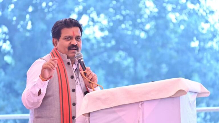 बस्तर में बचे हुए नक्सलियों को गृहमंत्री विजय शर्मा की नसीहत, ”हथियार छोड़ें या जवानों का सामना करें”।