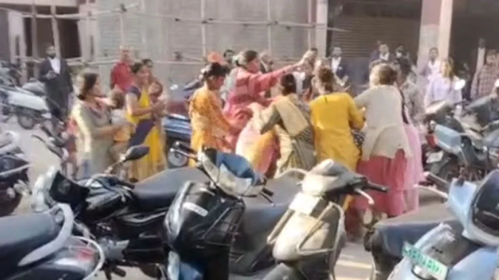 रायपुर के कोर्ट परिसर में दो महिला गुटों के बीच जोरदार मारपीट, जमकर चले लात-घूंसे, कैमरे में कैद हुई पूरी घटना।