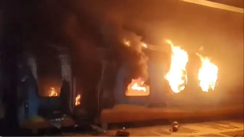 आंध्र प्रदेश में टाटानगर-एर्नाकुलम एक्सप्रेस में लगी आग, एक की मौत, कई यात्री घायल।