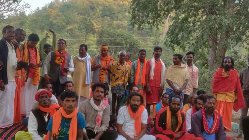 बस्तर में मिशनरियों का पर्दाफाश कर रहे वैद्य, जंगल के दुर्लभ औषधियों को बचाने के लिए बनाया सिरहा-गुनिया संघ।