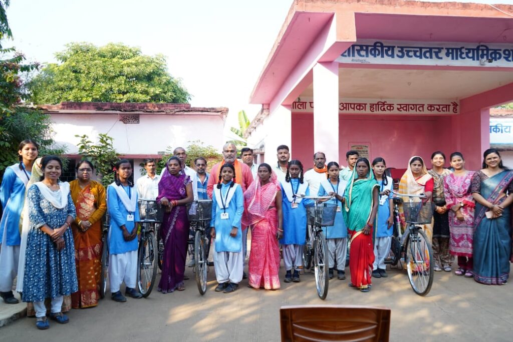 दुर्ग ग्रामीण विधायक ललित चंद्राकर के हाथों स्टेशन मरोदा व ग्राम कोड़िया विद्यालय के 31 छात्राओं को मिला सरस्वती निःशुल्क योजना अन्तर्गत साइकिल