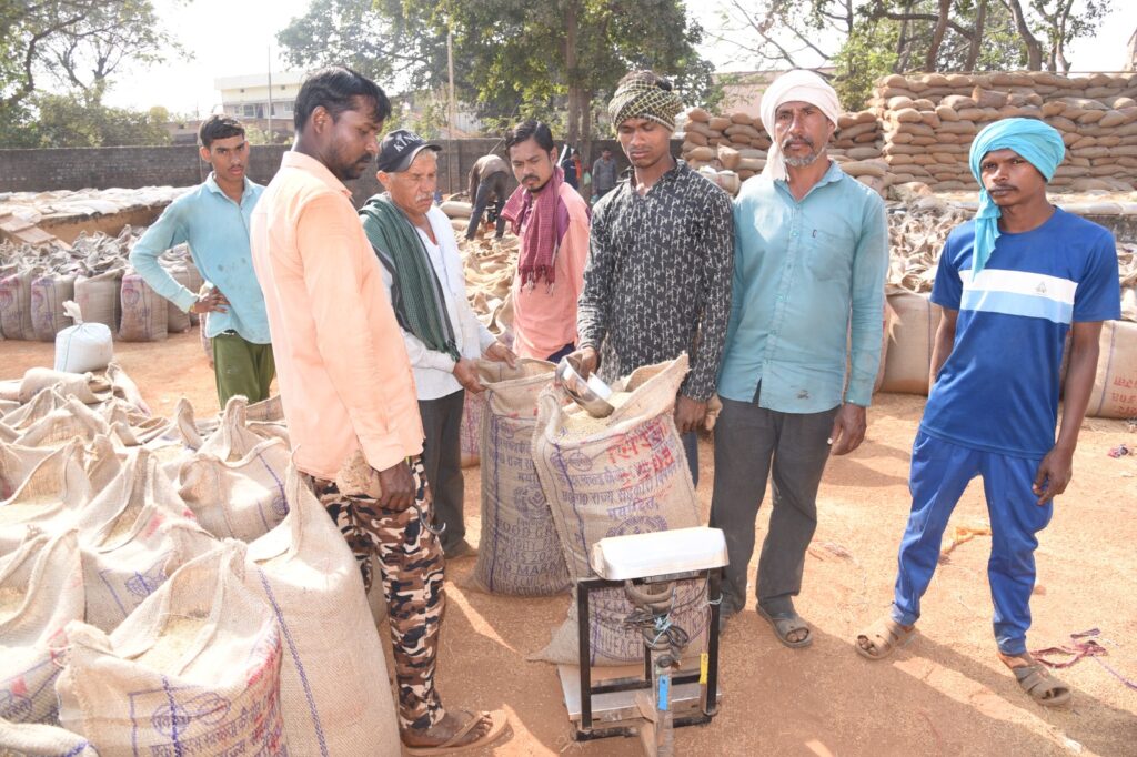 ग्रमीण कृषि विस्तार अधिकारी निलंबित