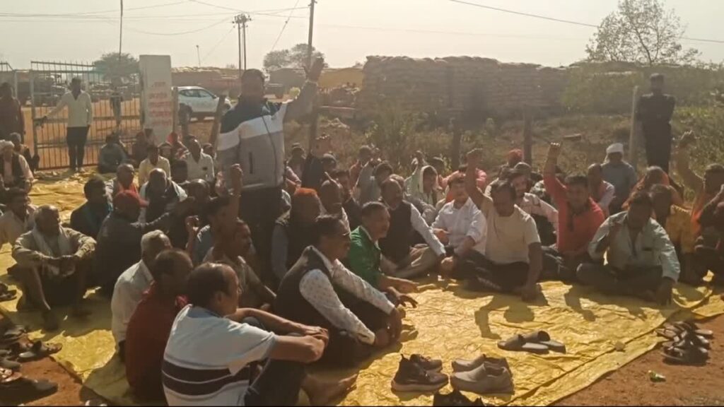 टोकन नहीं मिलने और लिमिट बढ़ाने की मांग को लेकर प्रदर्शन, रायपुर जिले के धान खरीदी केंद्र में की तालाबंदी।
