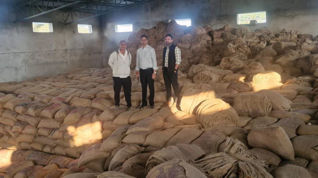 धमतरी के राइस मिलों में प्रशासन की बड़ी कार्रवाई, 1 करोड़ 77 लाख का अवैध धान जब्त