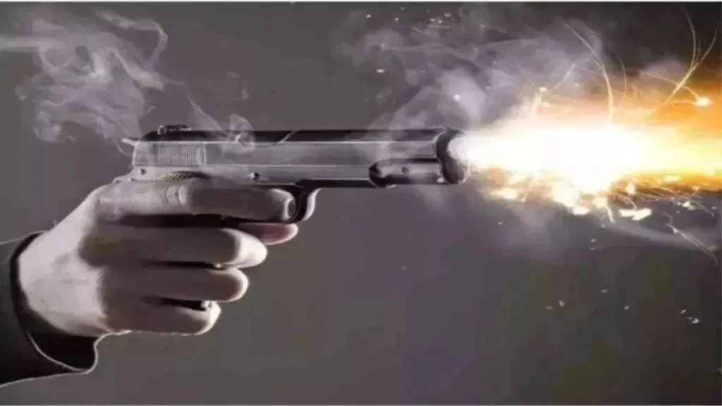 CG में बीयर की बोतल से शुरू हुआ विवाद… बर्खास्त सिपाही ने इंस्पेक्टर को मारा थप्पड़, सर्विस रिवाल्वर से फायरिंग