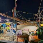 समुद्र में खदेड़कर पकड़ी गई पाकिस्तानी नाव ‘अल-मदीना’, 9 क्रू मेंबर हिरासत में।