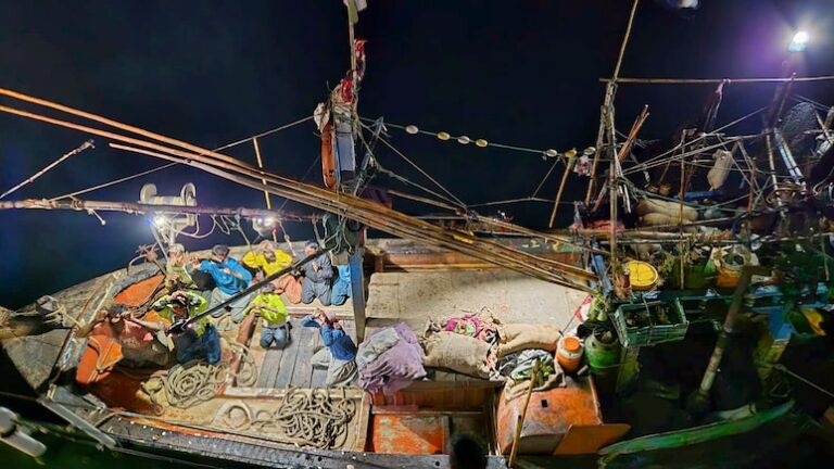 समुद्र में खदेड़कर पकड़ी गई पाकिस्तानी नाव ‘अल-मदीना’, 9 क्रू मेंबर हिरासत में।