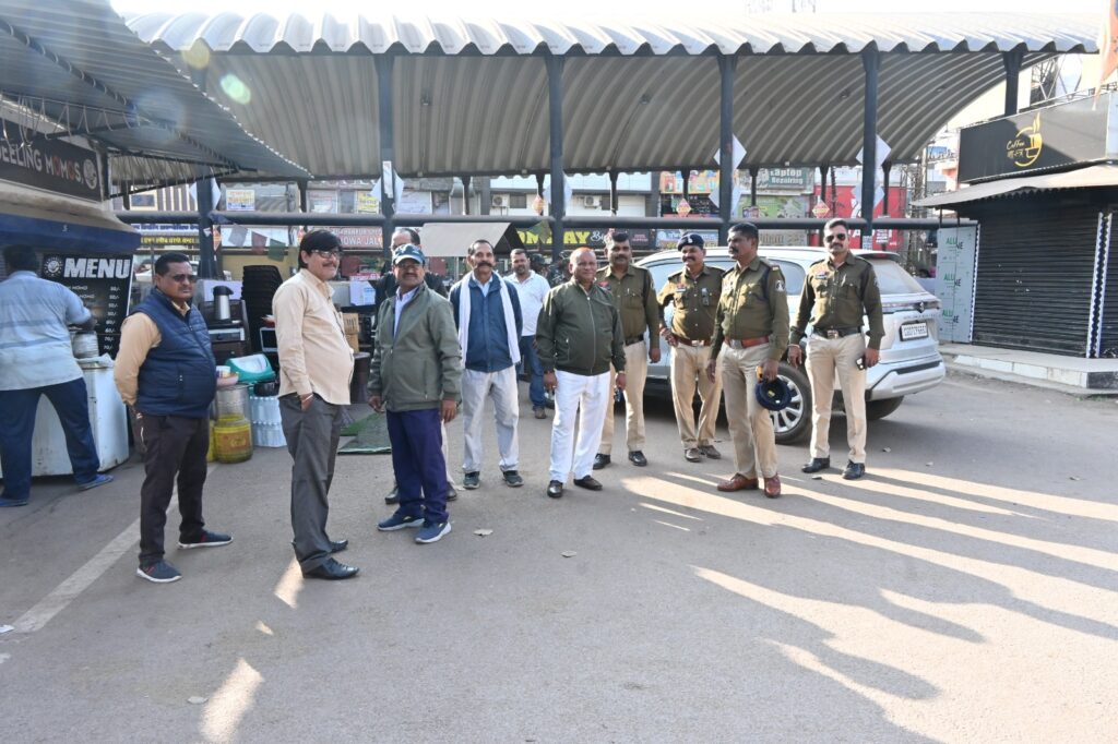 आकाश गंगा दुकान सीलिंग स्थल वार्ड 17 में स्थित है। नौ दुकानों का लगभग 41 लाख रूपये किराया बाकी है।