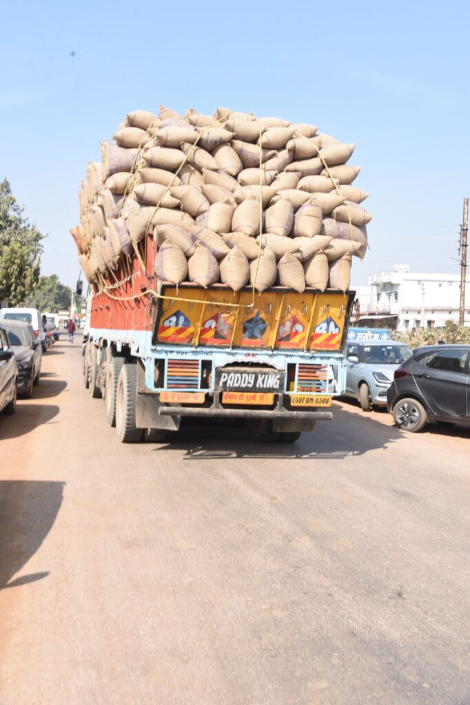 उपार्जन केन्द्रों से धान के उठाव में आई तेजी, 1,02,609.19 मे. टन धान का हो चुका है उठाव