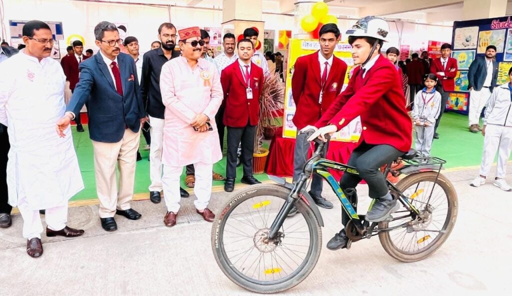 विद्यार्थियों के कौशल को नया आकार देने और उनकी रचनात्मकता को पहचान दिलाने के उद्देश्य से शकुंतला विद्यालय में 10 जनवरी 2026 को एक भव्य विज्ञान–कला प्रदर्शनी का आयोजन किया