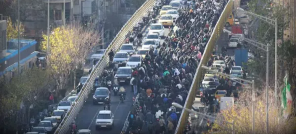 मुल्लाओं देश छोड़ो…’, ईरान में क्यों लग रहे हैं ऐसे नारे, सड़कों पर उमड़ा जनसैलाब।