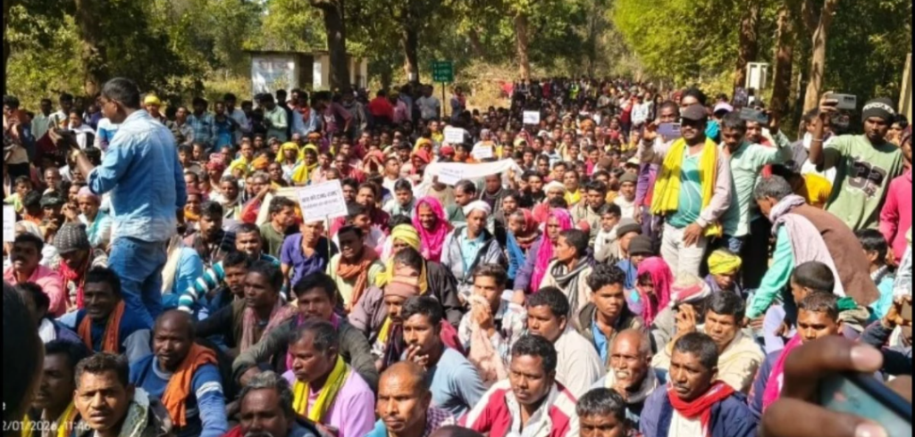 आजादी के 78 साल बाद भी अंधेरे में ‘राजापड़ाव’, बिजली की मांग को लेकर राशन-पानी लेकर नेशनल हाईवे पर 12 घंटे से बैठे हजारों ग्रामीण।