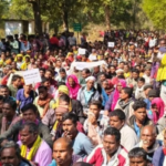 आजादी के 78 साल बाद भी अंधेरे में ‘राजापड़ाव’, बिजली की मांग को लेकर राशन-पानी लेकर नेशनल हाईवे पर 12 घंटे से बैठे हजारों ग्रामीण।