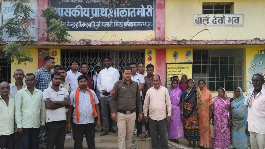 बलौदाबाजार में स्कूल भवन की मांग ने लिया उग्र रूप, ग्रामीणों ने 6 अधिकारी-कर्मचारी 2 घंटे तक बनाया बंधक।