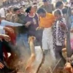 सहायक शिक्षक भर्ती 2023 मामले में डीएड अभ्यर्थियों ने अंगारों पर चलकर किया प्रदर्शन