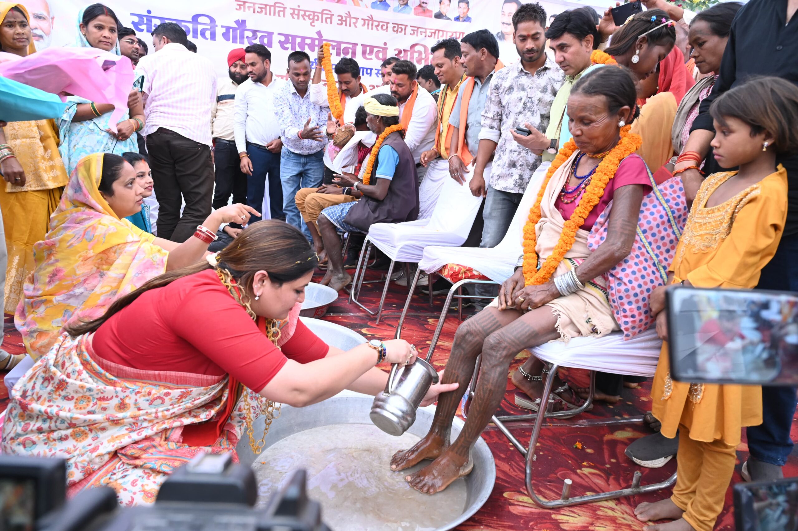 64 आदिवासी परिवार के लोगों ने की घर वापसी, पंडरिया विधायक भावना बोहरा ने पैर पखारकर किया उनका अभिनंदन