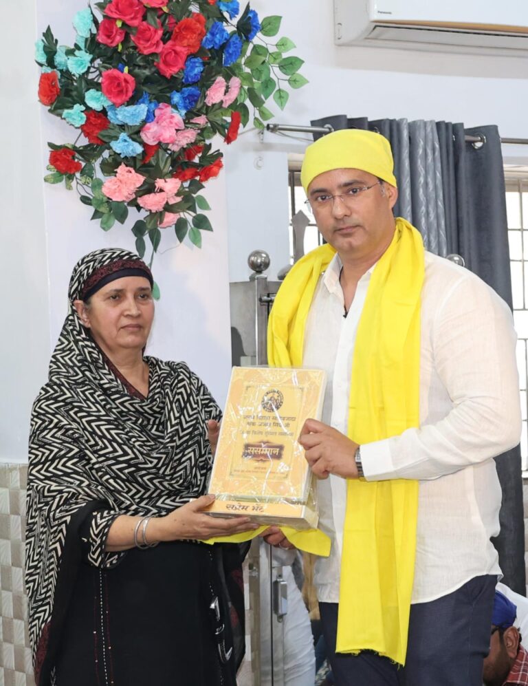 गुरुद्वारा शहीद बाबा दीप सिंह जी, सुपेला भिलाई में साहिबजादा बाबा अजीत सिंह जी के जन्म दिहाड़ा के अवसर पर आयोजित 16वें विशेष गुरमत समागम में यूथ सिख सेवा समिति एवं सर्व समाज कल्याण समिति के अध्यक्ष श्री इंद्रजीत सिंह जी सम्मिलित हुए।