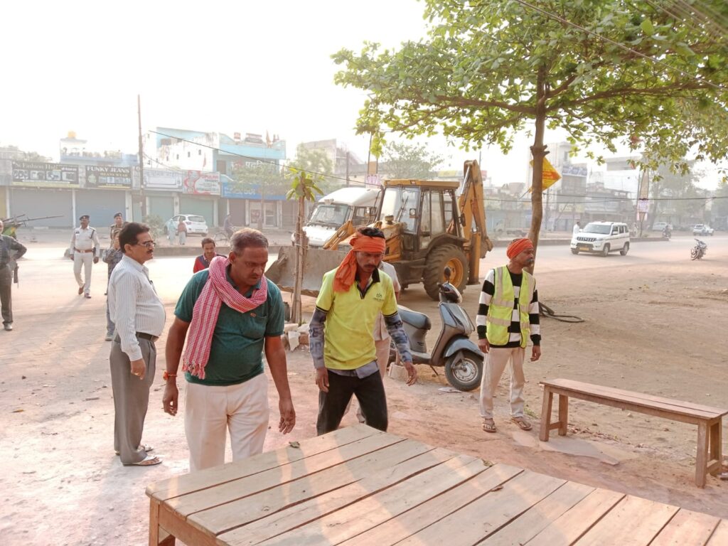 सुपेला चौक से गदा चौक संडे बाजार तक निगम की कार्रवाई, अवैध कब्जाधारियों का सामान जब्त
