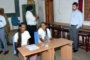 नेत्रहीन नेहा भी बनेगी अफसर पीएससी प्रारंभिक परीक्षा में सम्मिलित हुई नेत्रहीन नेहा