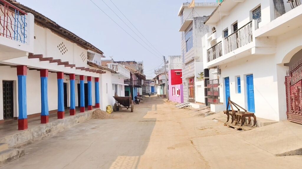 शाम 6 बजे के बाद गांव सुनसान, सड़क पर दिखे छात्र तो पालकों पर जुर्माना, धमतरी में अनोखी पहल।