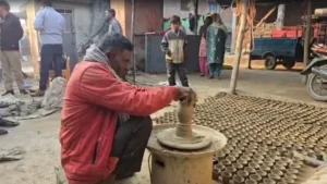 अनपढ़ कुम्हार को 1 करोड़ 25 हजार का GST नोटिस, मिट्टी के बर्तन और खिलौने बनाता है परिवार