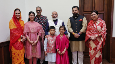 मेवाड़ की महारानी की PM मोदी से मुलाकात, लाल-पीली साड़ी पहन सिर पर पल्लू लेकर दिखाए संस्कार, दिल जीत गई सादगी