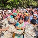 पंच-सरपंच पर गांव की जमीन भाजपा के लिए बेचने का आरोप, ग्रामीणों ने धमतरी कलेक्टोरेट का किया घेराव