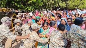 पंच-सरपंच पर गांव की जमीन भाजपा के लिए बेचने का आरोप, ग्रामीणों ने धमतरी कलेक्टोरेट का किया घेराव