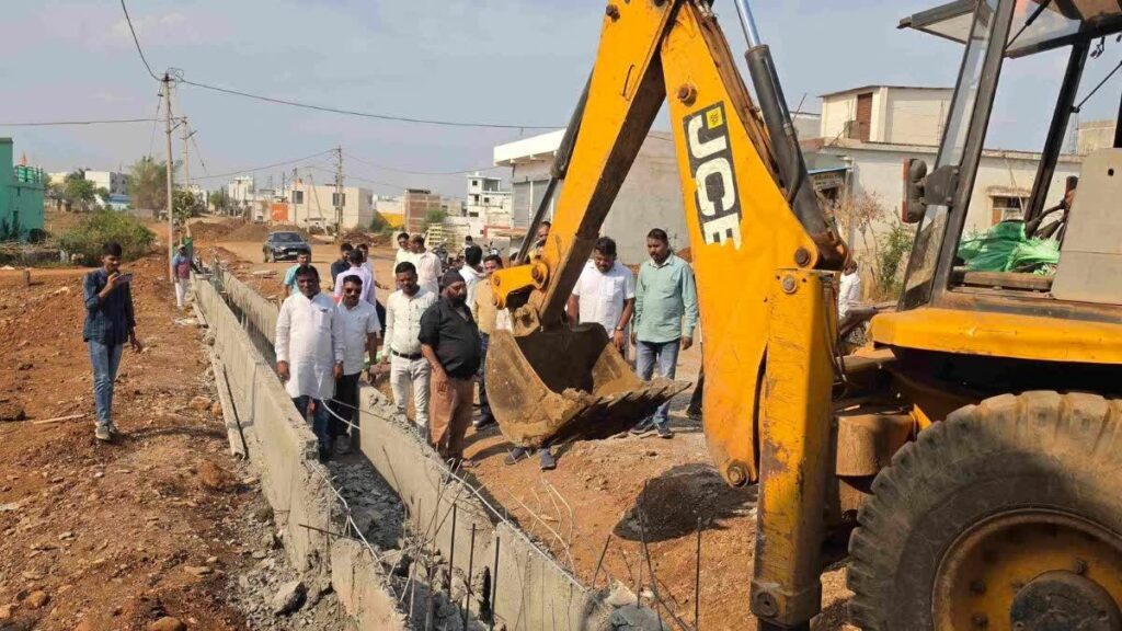 घटिया निर्माण पर हुआ एक्शन,डिप्टी सीएम के निर्देश पर चला जेसीबी, नगरपालिका अध्यक्ष की कार्रवाई