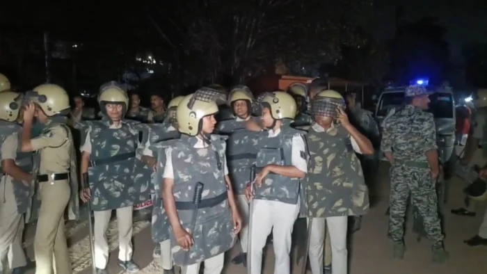 भिलाई दो समुदाय के बीच भारी मारपीट पथराव बवाल पुलिस ने मोर्चा सम्हाला