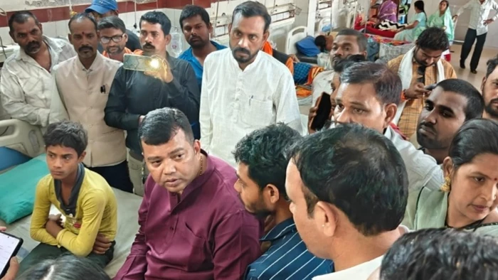 आम तोड़ने की ‘सजा’ : 12 साल के मासूम को गार्ड ने पटक-पटक कर पीटा।