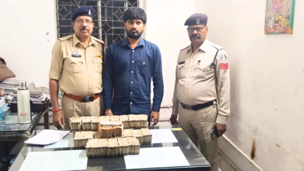 रायपुर में चेंकिंग के दौरान एक्टिवा सवार के पास थैले में मिला 75 लाख कैश, आयकर विभाग कर रहा जांच।
