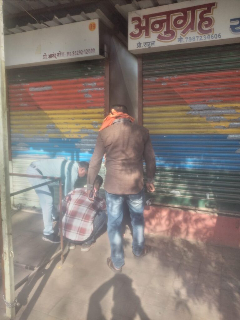 बकाया किराया नहीं चुकाने पर निगम की बड़ी कार्रवाई, मानस भवन के पास 16 गुमटियां सीलबंद,