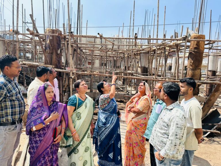निर्माणाधीन पानी टंकी का शिक्षक नगर का महापौर अलका बाघमार ने किया निरीक्षण, गुणवत्ता में लापरवाही पर ठेकेदार को लगाई कड़ी फटकार,