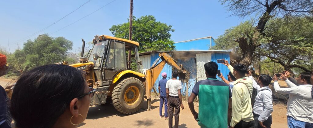 अवैध अफीम खेती प्रकरण से जुड़े व्यक्तियों के अवैध अतिक्रमण पर पुलिस और प्रशासन की कार्रवाई – बुलडोजर चलाकर अतिक्रमण हटाया गया