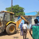 अवैध अफीम खेती प्रकरण से जुड़े व्यक्तियों के अवैध अतिक्रमण पर पुलिस और प्रशासन की कार्रवाई – बुलडोजर चलाकर अतिक्रमण हटाया गया