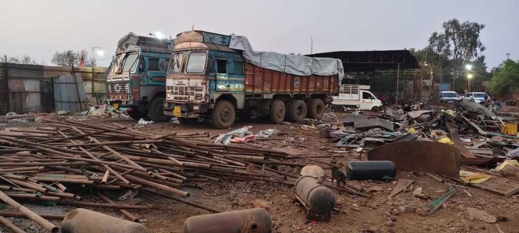 अवैध स्क्रैप कारोबार के विरुद्ध दुर्ग पुलिस की बड़ी कार्रवाई – लगभग 60 टन लोहे का स्क्रैप एवं कई वाहन जप्त