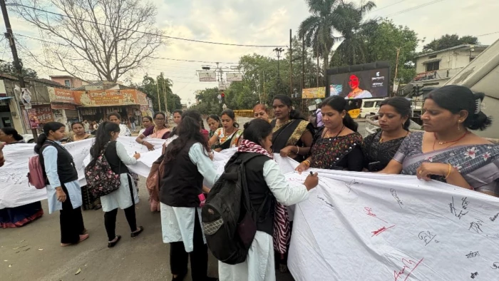 अंबिकापुर में ‘निर्भया’ जैसी हैवानियत से फैला आक्रोश: दरिंदगी और पुलिस की भागदौड़ से लेकर सियासी उबाल तक, पढ़ें पूरी रिपोर्ट।