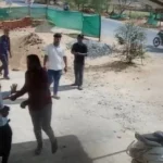 सरगुजा में गुंडागर्दी… पटवारी को दफ्तर से निकालकर सड़क पर डंडों से पीटा, भाजपा नेता मोनू कुजूर पर आरोप