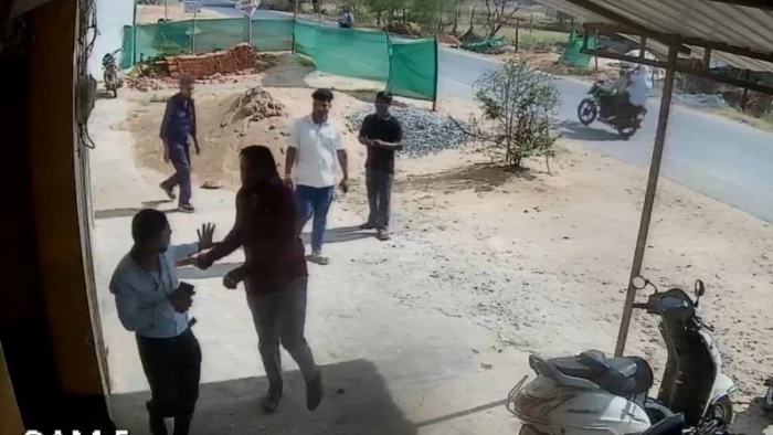 सरगुजा में गुंडागर्दी… पटवारी को दफ्तर से निकालकर सड़क पर डंडों से पीटा, भाजपा नेता मोनू कुजूर पर आरोप